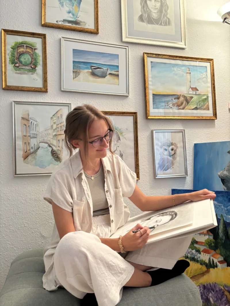 Katharina Lechner beim Malen an der Staffelei